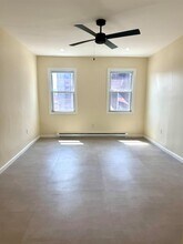 566 Newark Ave, Unit 5 in Jersey City, NJ - Foto de edificio - Building Photo