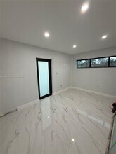 1085 NW 191st St in Miami, FL - Building Photo - Building Photo