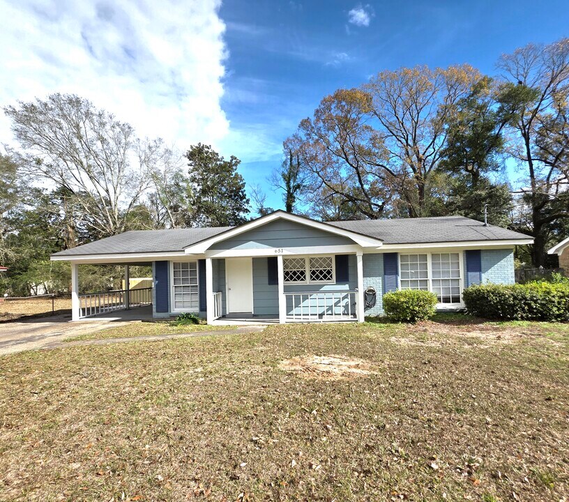651 Ynestra Dr in Mobile, AL - Foto de edificio