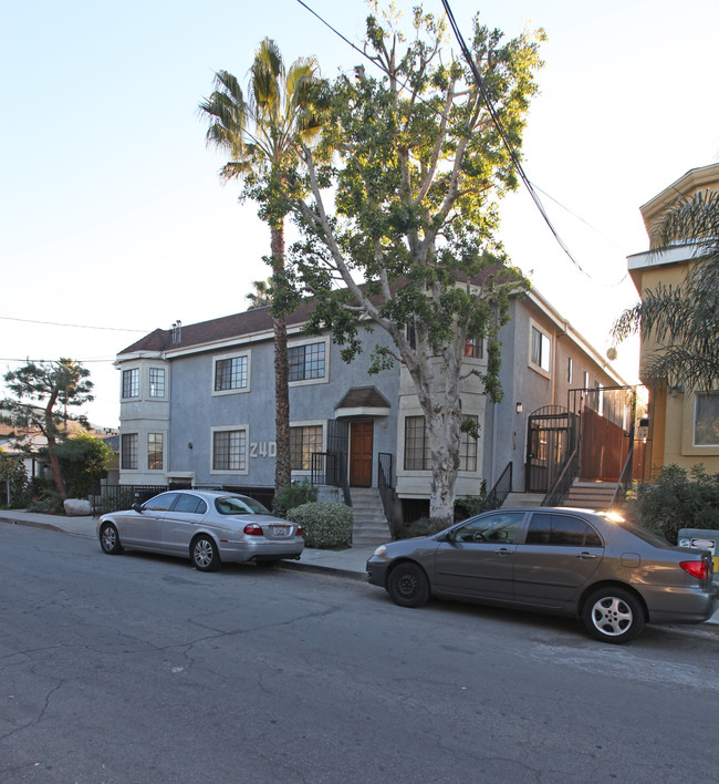 240 W Spazier Ave in Burbank, CA - Foto de edificio - Building Photo