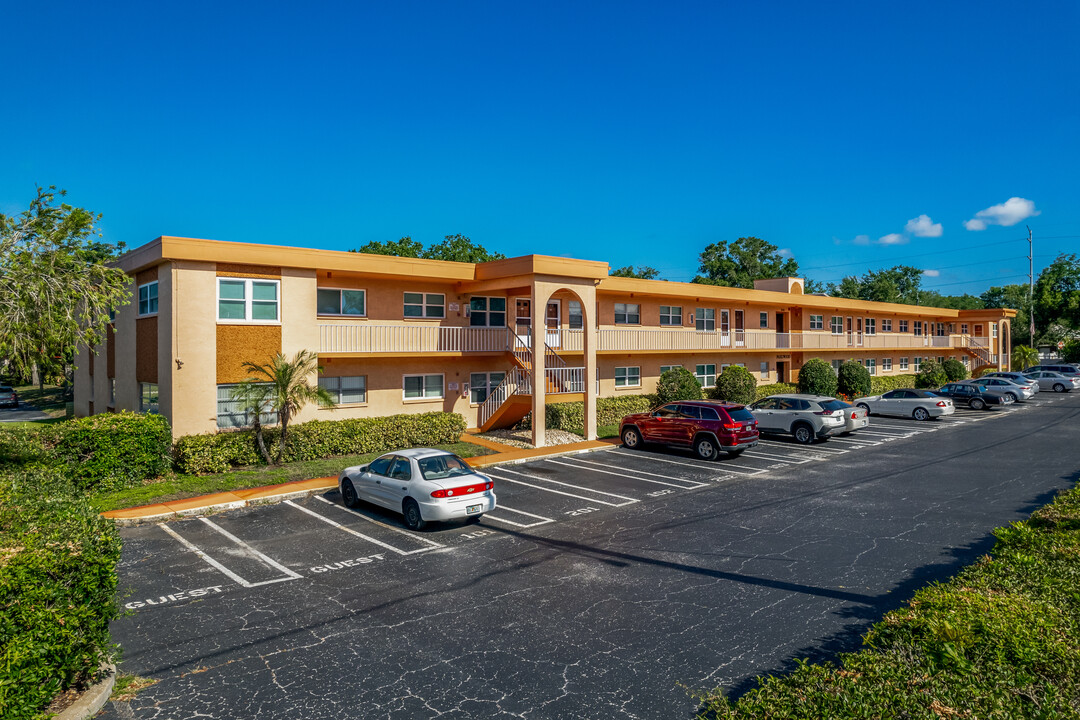 Parkwood Square Condominiums in St. Petersburg, FL - Building Photo