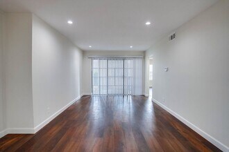 4060 S Hoover St in Los Angeles, CA - Building Photo - Building Photo