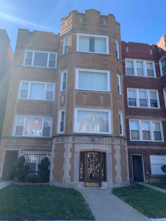 8220 S Langley Ave-Unit -3rd Floor in Chicago, IL - Building Photo