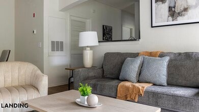 9727 Touchton Rd in Jacksonville, FL - Foto de edificio - Building Photo