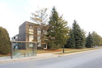 84 Country Hill Dr in Kitchener, ON - Building Photo - Building Photo