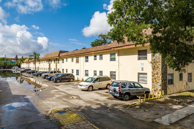 Bristol Court in Lauderdale Lakes, FL - Building Photo - Primary Photo