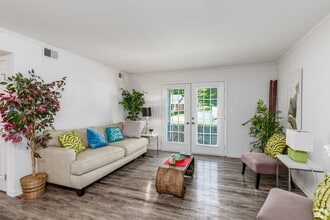 Fox Hill Village in Hampton, VA - Foto de edificio - Building Photo