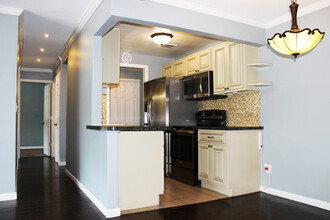 1815 William Howard Taft Rd, Unit 410 in Cincinnati, OH - Building Photo - Building Photo