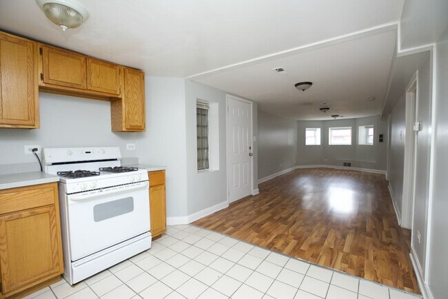 1121 N Winchester Ave, Unit J00P in Chicago, IL - Building Photo - Building Photo