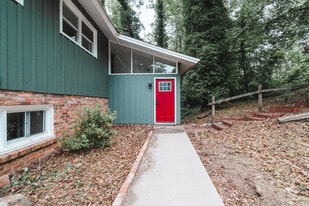 121 W Victoria Rd in Spartanburg, SC - Building Photo