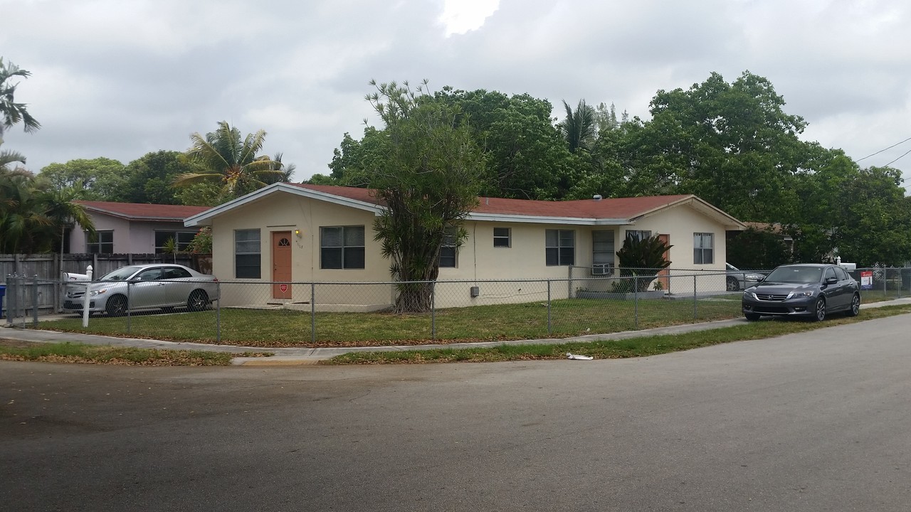 1165-1167 NE 113th St in Miami, FL - Building Photo