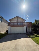 8405 Pallux Way in San Diego, CA - Building Photo