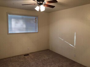 2759 W Lorraine Ave in Roseburg, OR - Building Photo - Building Photo