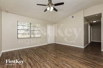 2872 Hunt Cir in Deltona, FL - Foto de edificio - Building Photo