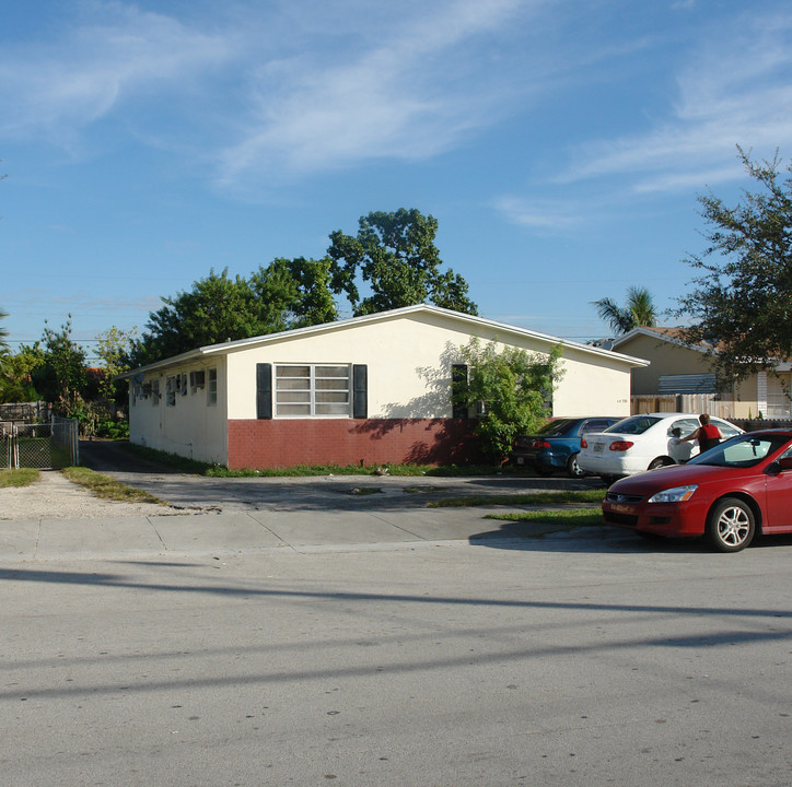 10735 SW 7th St in Miami, FL - Foto de edificio