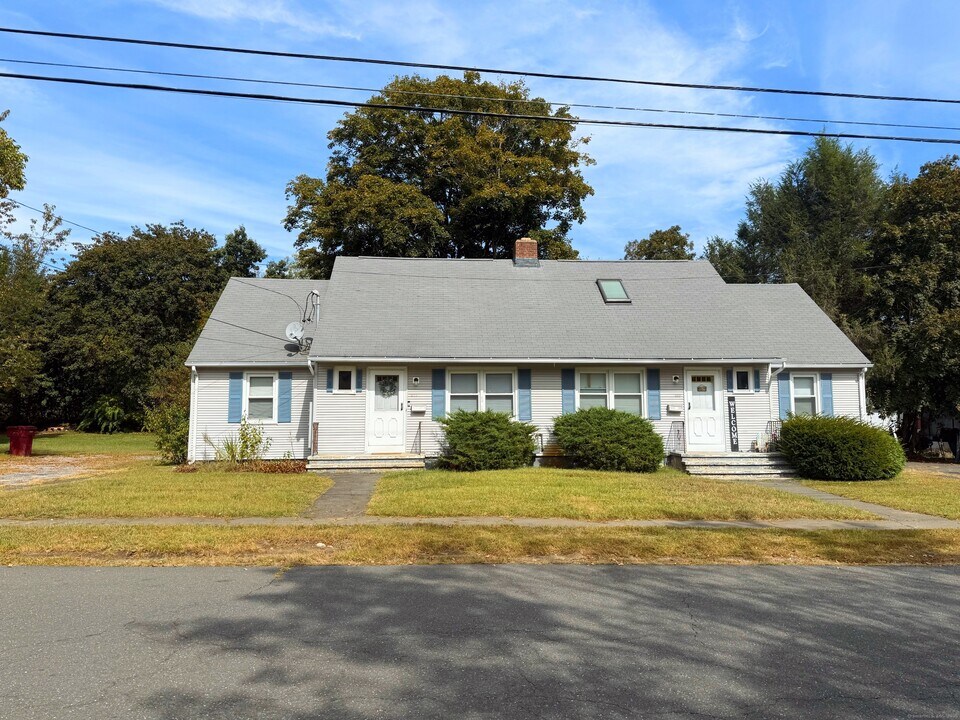 211 Spencer St in Naugatuck, CT - Building Photo