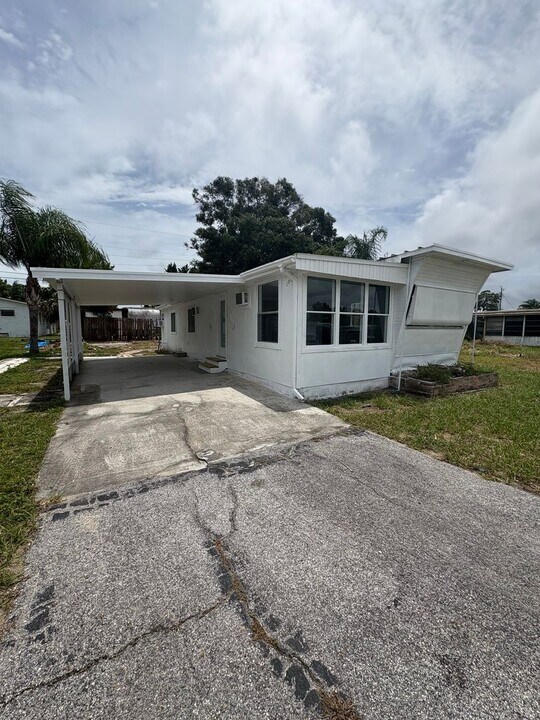2110 Orange Dr in Holiday, FL - Foto de edificio