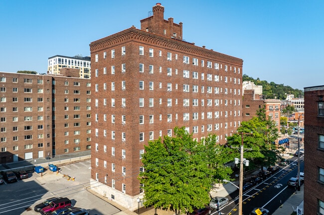 Wellington Apartments in Pittsburgh, PA - Building Photo - Building Photo