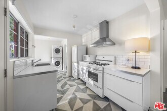 951 N Hoover St in Los Angeles, CA - Building Photo - Building Photo