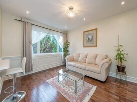 350 Taylor Mills Dr N in Richmond Hill, ON - Building Photo