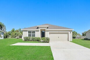 357 SE Oakridge Dr in Port St. Lucie, FL - Building Photo