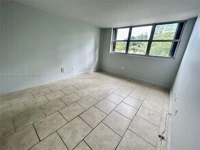 555 NE 30th St, Unit 203 in Miami, FL - Foto de edificio - Building Photo