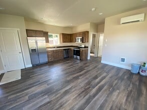1444 NW Canyon Dr in Redmond, OR - Building Photo - Building Photo