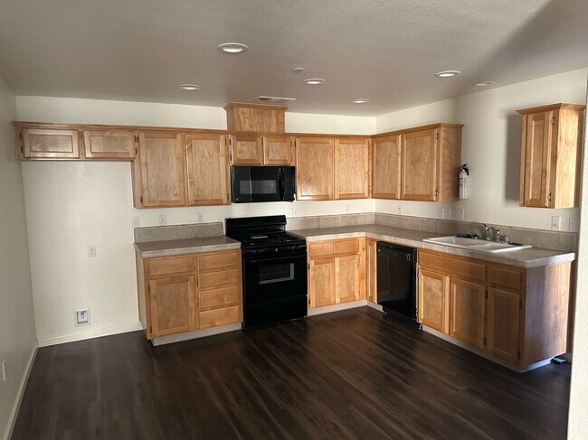 4225 Burrel Dr-Unit -4227 in Visalia, CA - Building Photo - Building Photo