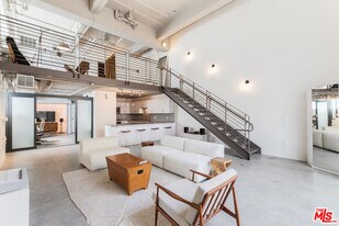 1130 Flower St in Los Angeles, CA - Building Photo