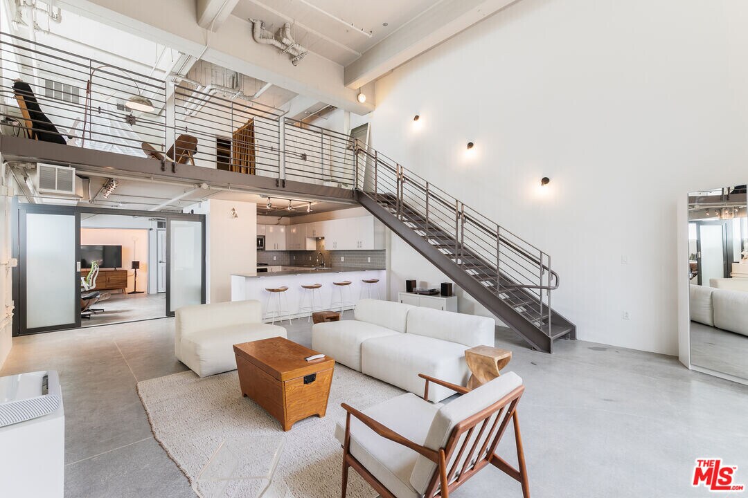 1130 Flower St in Los Angeles, CA - Building Photo