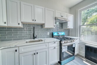 175 Zabriskie St in Jersey City, NJ - Building Photo - Building Photo