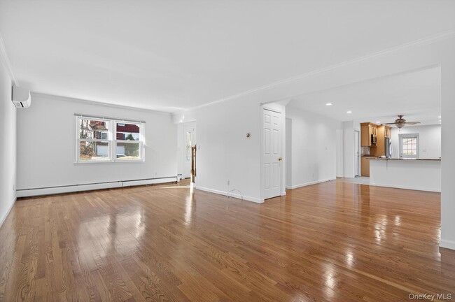 8 Blueberry Ln in Oyster Bay, NY - Foto de edificio - Building Photo