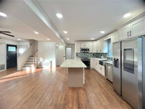 27 Dunlop Rd in Huntington, NY - Building Photo - Building Photo