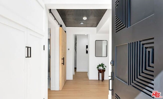 418 N Bowling Green Way in Los Angeles, CA - Building Photo - Building Photo