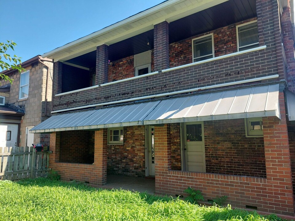 304-304.5-3045 Sycamore St in Vandergrift, PA - Foto de edificio