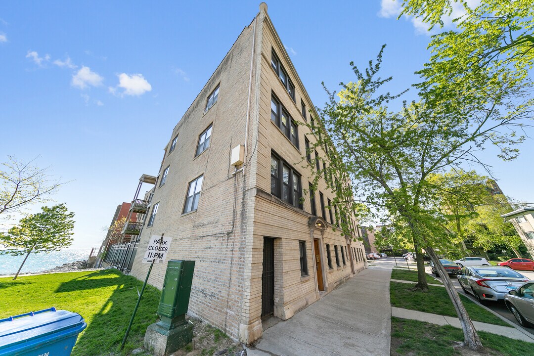 7503 N Eastlake Terrace in Chicago, IL - Building Photo