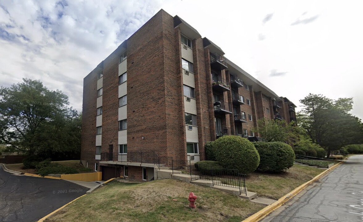 4731 St Joseph Creek Rd in Lisle, IL - Building Photo
