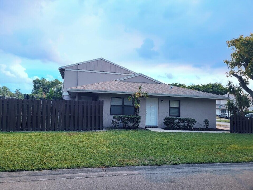 16258 Peach Way in Delray Beach, FL - Building Photo