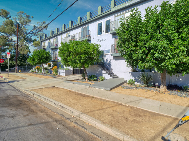 3245 W Avenue 32 in Los Angeles, CA - Foto de edificio - Building Photo