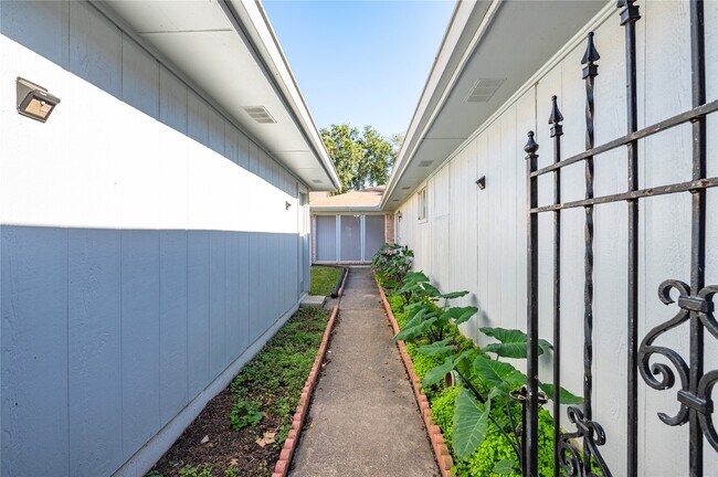 10215 Kirkwren Dr in Houston, TX - Building Photo - Building Photo