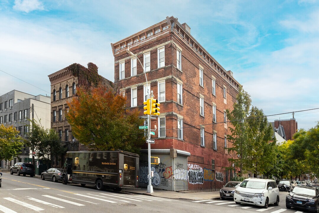 912 Metropolitan Ave in Brooklyn, NY - Building Photo