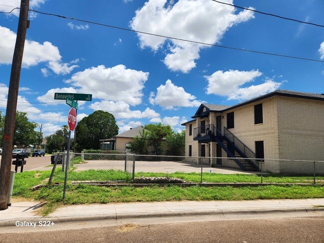 1420 Juarez Ave in Laredo, TX - Building Photo - Building Photo