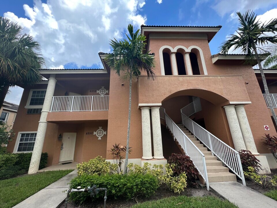 8258 Mulligan Cir in Port St. Lucie, FL - Foto de edificio