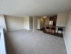 2800 N Lake Shore Dr, Unit 1613 in Chicago, IL - Building Photo - Building Photo