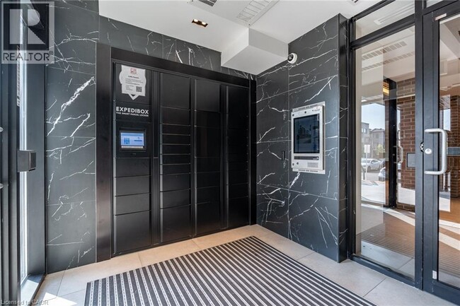 422 N Service Rd in Stoney Creek, ON - Building Photo - Building Photo