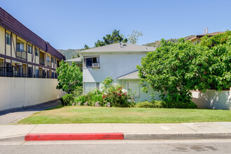 3222 Honolulu Ave in La Crescenta, CA - Foto de edificio - Building Photo