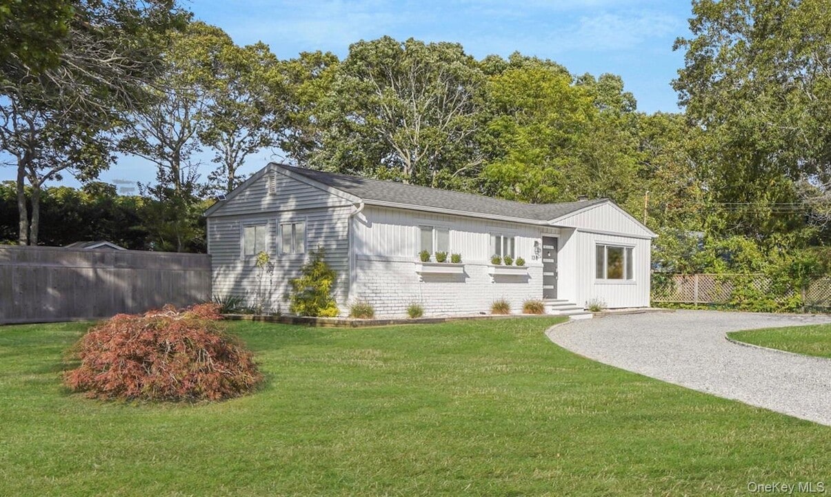 138 W Tiana Rd in Hampton Bays, NY - Building Photo