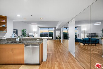 13700 Marina Pointe Dr in Marina Del Rey, CA - Building Photo - Building Photo