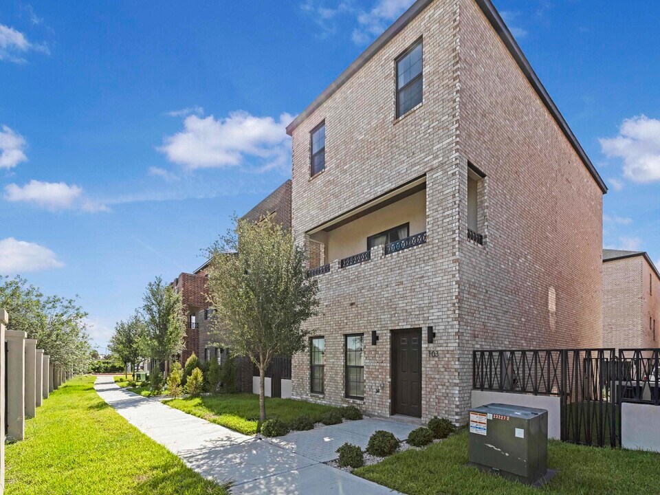 210 Veracruz Dr in Laredo, TX - Building Photo
