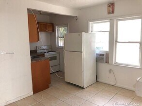 1944 Taylor St-Unit -2 in Hollywood, FL - Building Photo - Building Photo